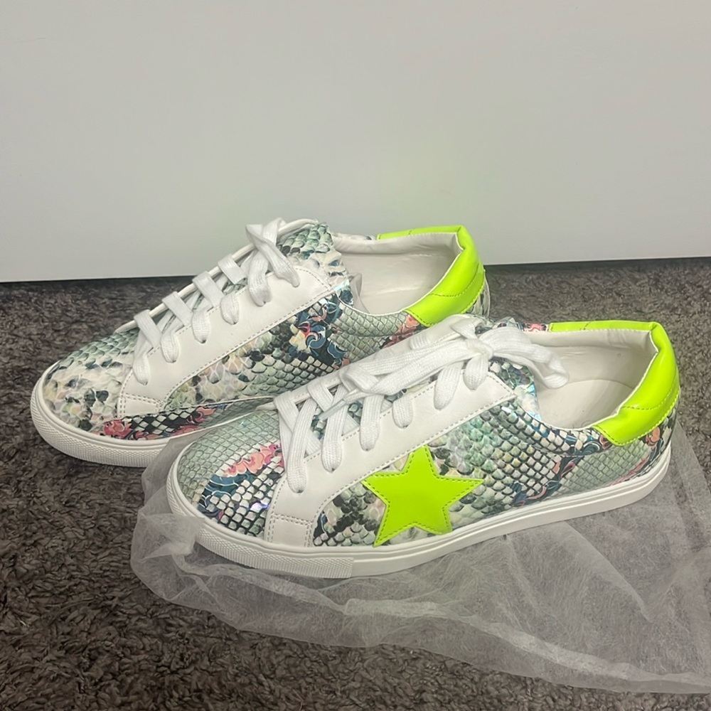 Nature Breeze Multicolor faux snake skin sneaker